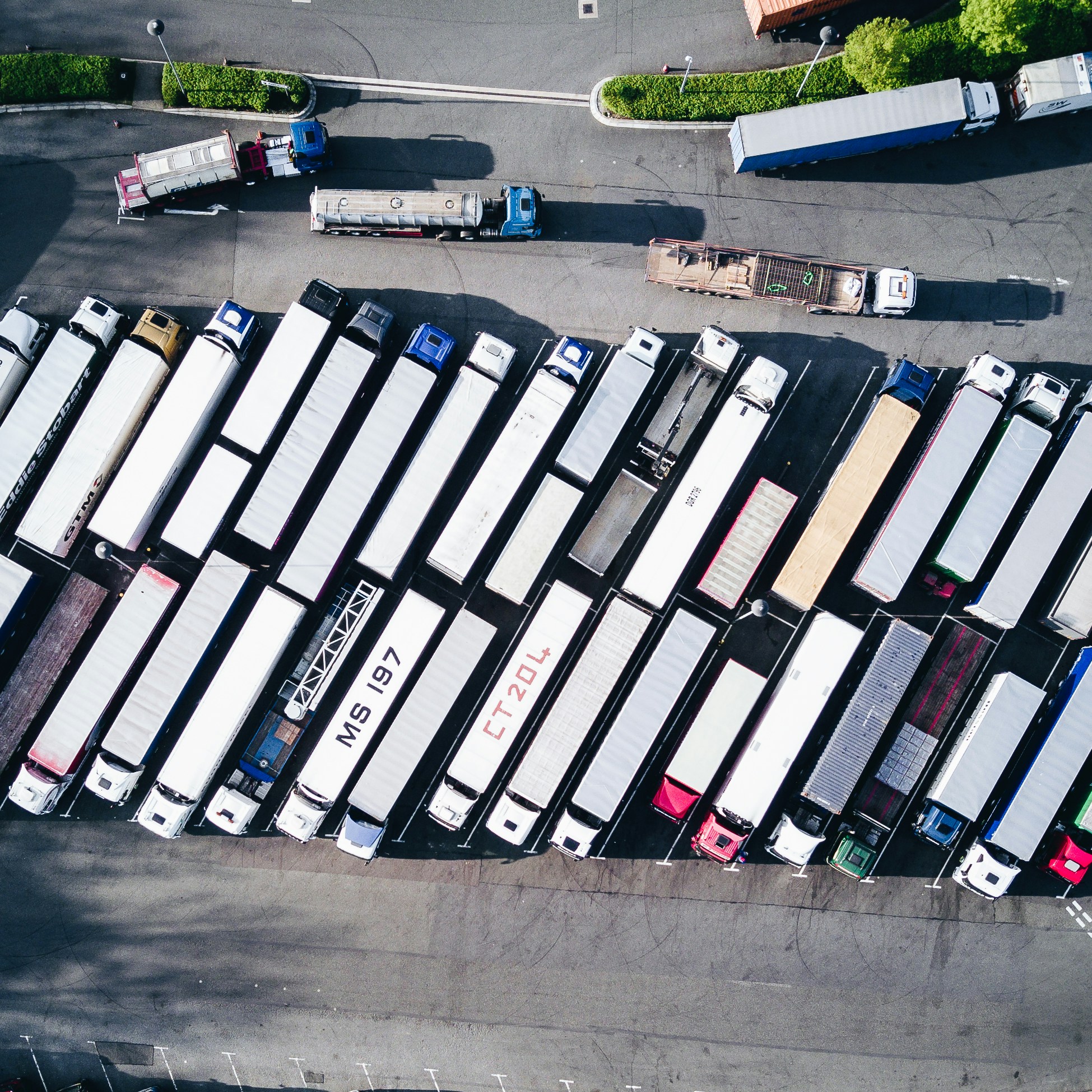 Vista aérea de caminhões estacionados em um terminal de cargas